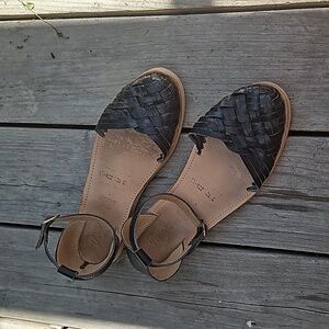 Macarena Huarache Black Sandal